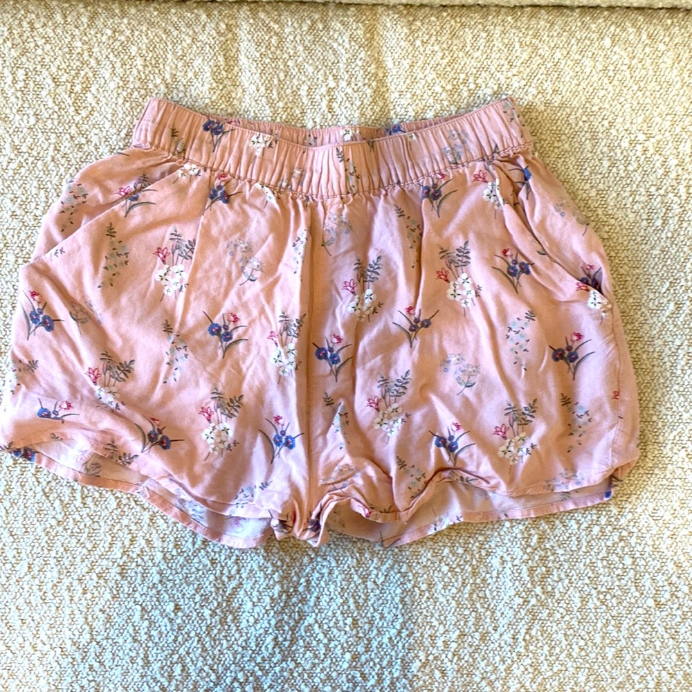 Blush pink girl’s shorts from H&M.